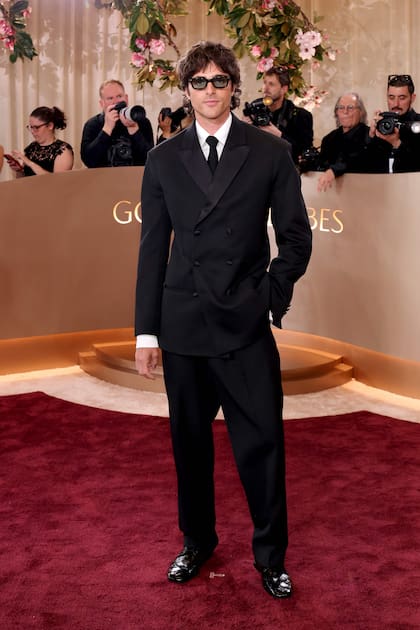 Jacob Elordi, nominado por su trabajo en Frankenstein y por su papel en The Narrow Road to the Deep North, sigue demostrando que es todo un galán. En esta oportunidad llevó un esmoquin negro de Bottega Veneta y joyas de Cartier. Para completar, sumó unos lentes oscuros
