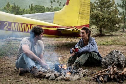 Jacob Elordi y Margaret Qualley, en una escena de La guerra de los últimos