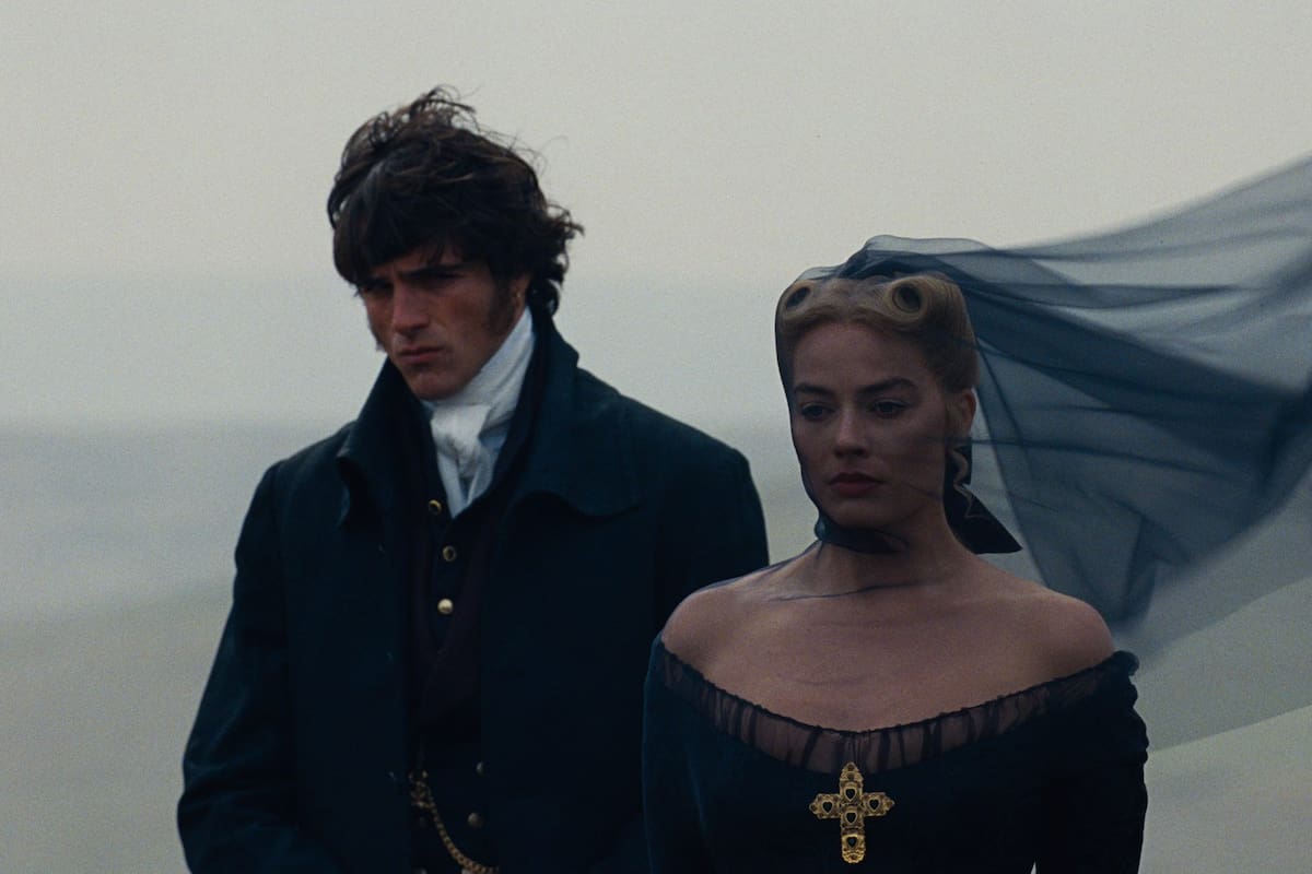 Jacob Elordi y Margott Robbie en la última versión de Cumbres borrascosas, dirigida por Emerald Fennell