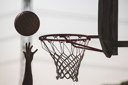 Jacob Harper nació sin un brazo, aunque siempre le contó a sus amigos que un tiburón se lo había arrancado