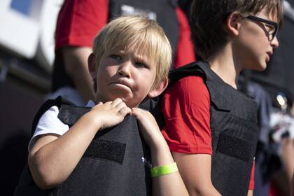 Jacob Kelly, de 6 años, lleva un chaleco de protección durante una manifestación contra la violencia armada frente al Capitolio de Estados Unidos el 6 de junio de 2022 en Washington.