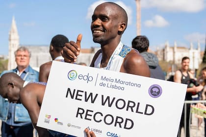 Jacob Kiplimo, luego de ganar la Media Maratón de Lisboa el mes pasado, con récord mundial incluido