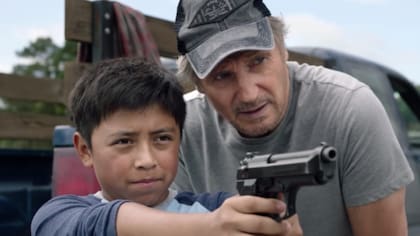 Jacob Perez y Liam Neeson en El protector