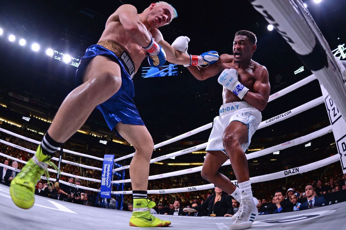 Jacobs derrotó por KO técnico en seis rounds a Chávez, que adujo estar lesionado en la nariz; en Arizona, los espectadores arrojaron objetos al mexicano, que salió custodiado y cubierto.