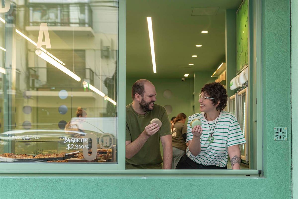 Jacqueline e Iván en su local de pastelería francesa