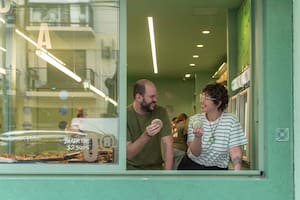 Jacqueline e Iván en su local de pastelería francesa