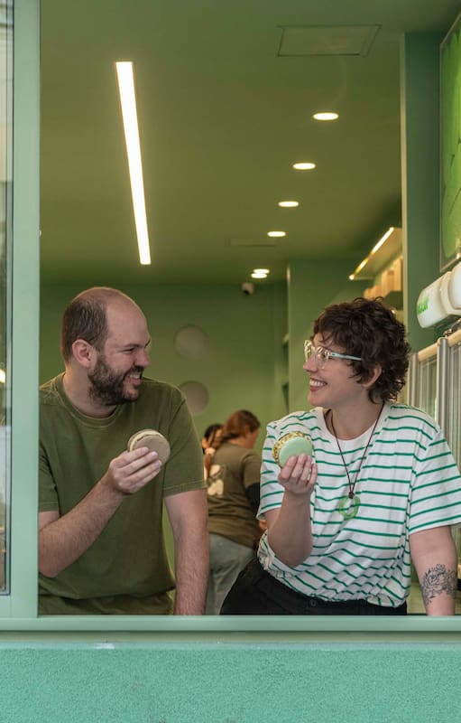 Jacqueline e Iván en su local de pastelería francesa
