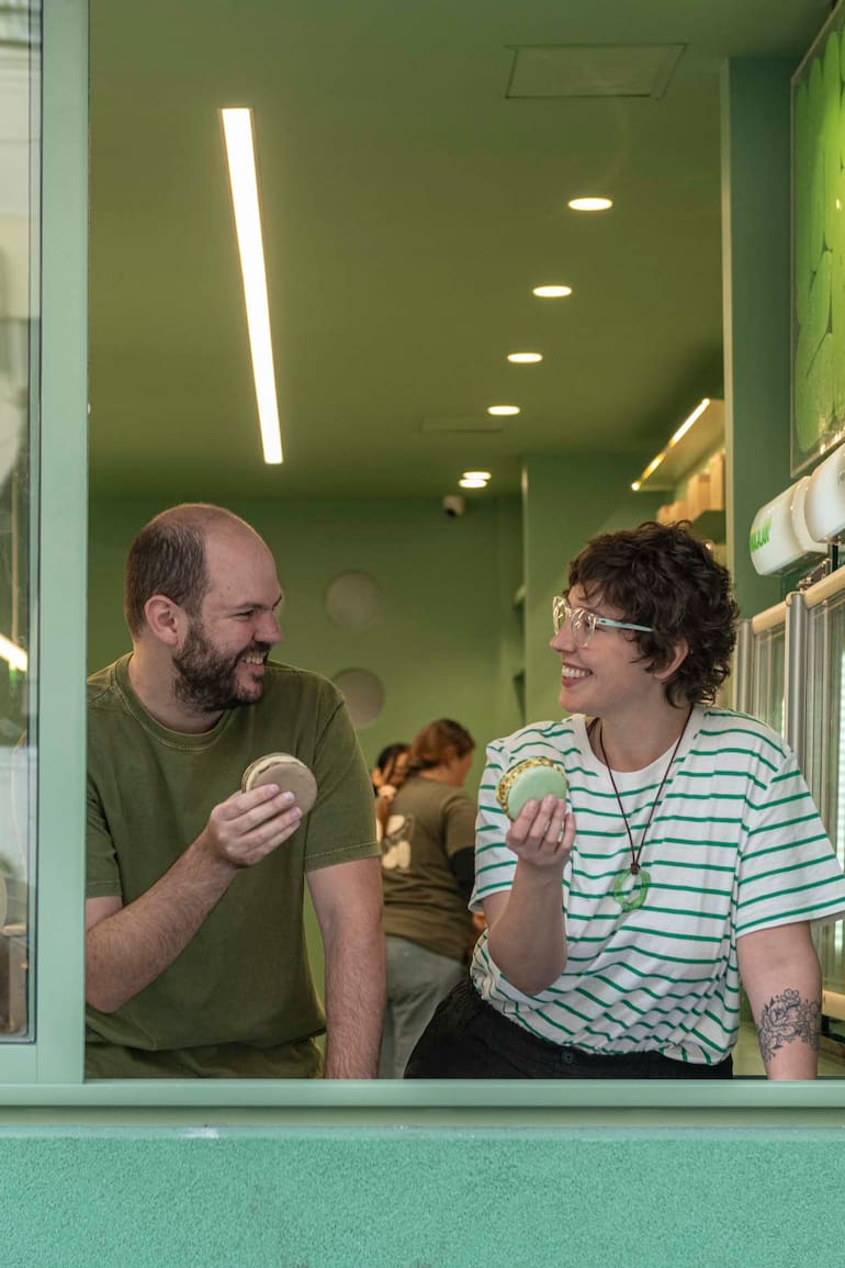 Jacqueline e Iván en su local de pastelería francesa