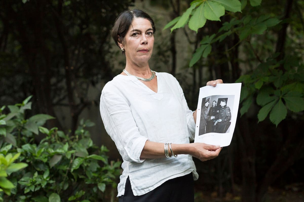 Jacqueline Gies es alemana y tiene una pequeña librería en Berlín. Luego de años de investigación, decidió dar a conocer su historia para rendirles tributo a las víctimas de Robert Gies, un alto mando del régimen de Hitler responsable de la Masacre de Lídice. “Soy nieta de un nazi asesino que se mur