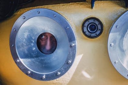 Jacques Cousteau mira por el ojo de buey de un platillo de buceo SP-350 Denise en 1960, en una imagen difundida por National Geographic del documental "Becoming Cousteau", que se estrena el viernes en cines. (Luis Marden/National Geographic vía AP)