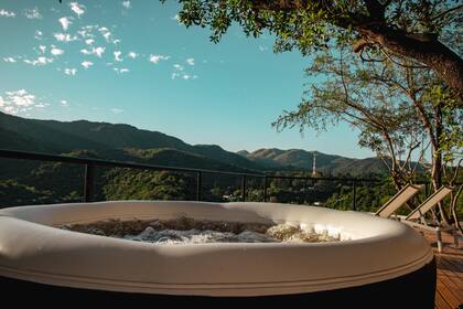 Jacuzzi con vista al valle, ideal para un baño relajante.