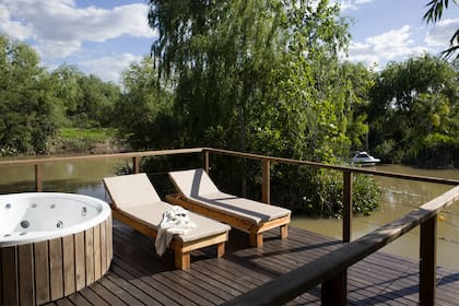 Jacuzzi y reposeras favorecen y completan la experiencia.