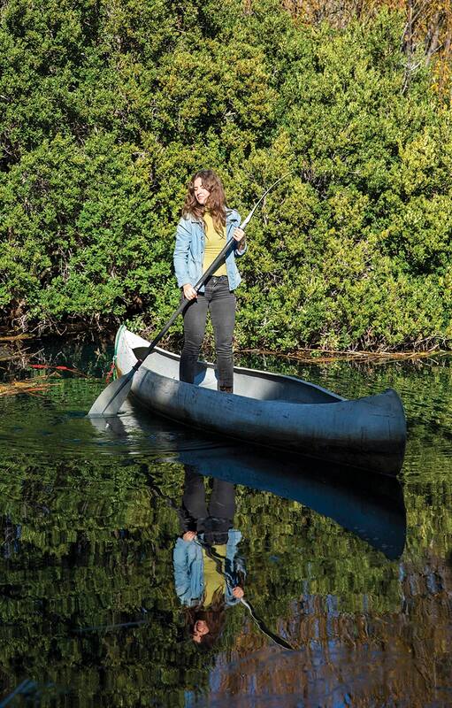 Jade ama la canoa con la que cruza el lago: "Soy muy buena remando. De adolescente, para ganarme unos mangos daba clases de remo".