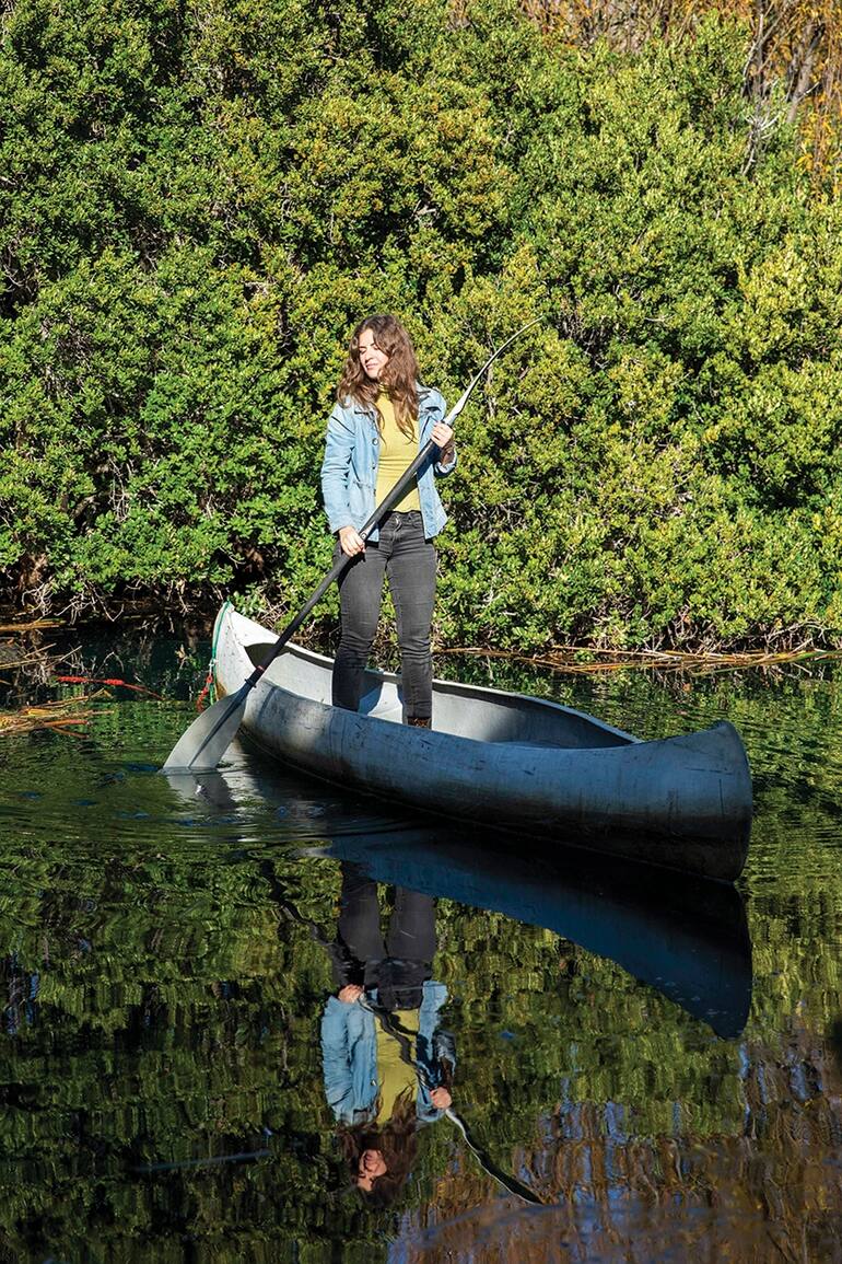 Jade ama la canoa con la que cruza el lago: "Soy muy buena remando. De adolescente, para ganarme unos mangos daba clases de remo".