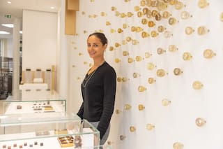 La chocolatera formada en los linajes más influyentes de París que ahora abre su camino con diseños de vanguardia