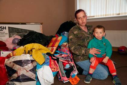 Jade Lockhart demanda al gobierno local porque a raíz de la presencia de los moluscos gasterópodos la condición asmática de su hijo Alfie ha empeorado