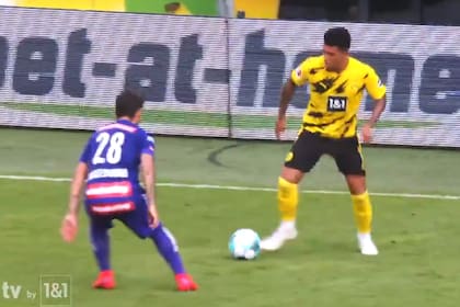 Jadon Sancho, de Borussia Dortmund, a punto de desquiciar a su marcador con una maniobra individual extraordinaria.