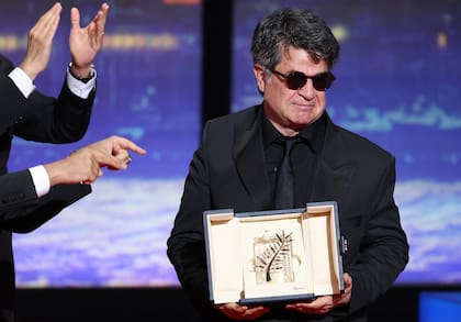 Jafar Panahi en el escenario del festival de cine de Cannes con el premio por Fue solo un accidente