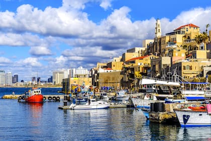 Jaffa tiene uno de los puertos más antiguos del mundo, está situada inmediatamente al sur de Tel Aviv y es famosa por su asociación con las historias bíblicas de Jonás, Salomón y San Pedro, así como por la historia mitológica de Andrómeda y Perseo, y más tarde por sus naranjas.