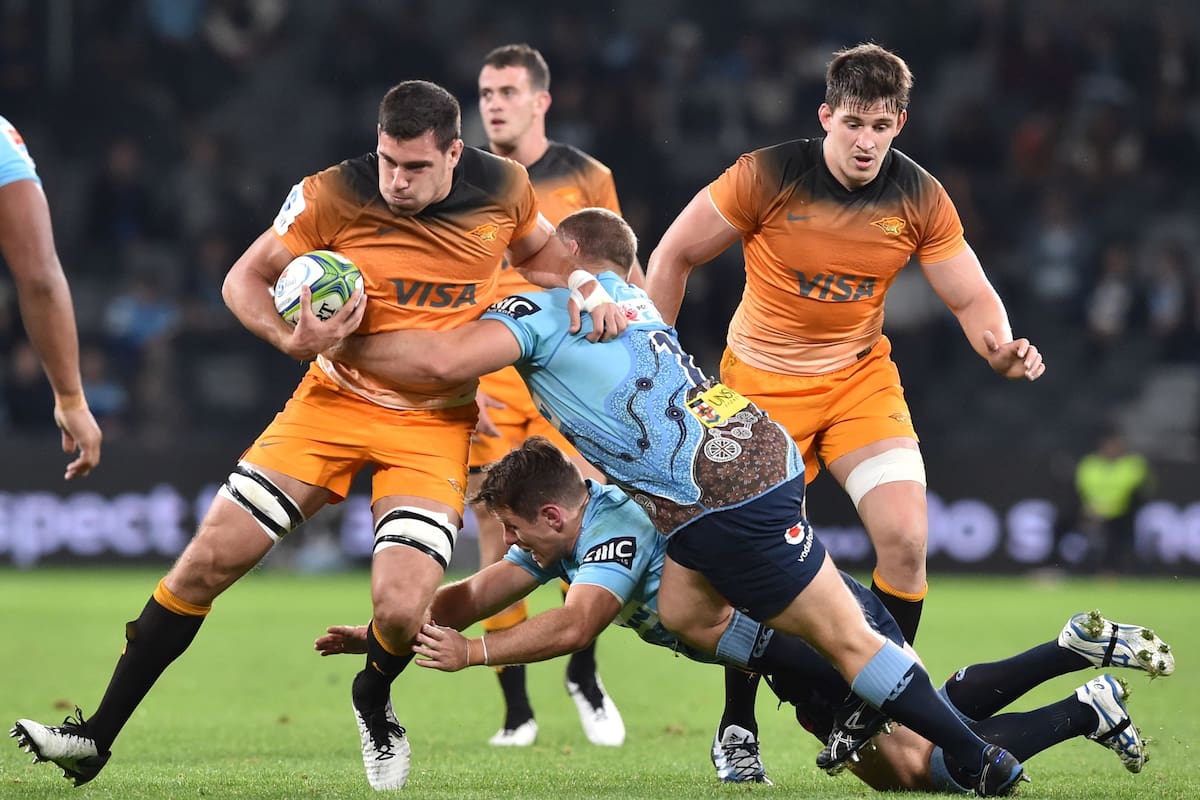 Jaguares Guido Petti (L) is tackled by Waratahs player Tom Robertson (C) during the Super Rugby match between Australias NSW Waratahs and Argentinas Jaguares at BankWest Stadium in Sydney on May 25, 2019. (Photo by PETER PARKS / AFP)