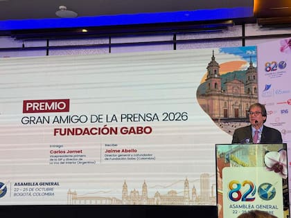 Jaime Abello Banfi, confundador y director de la Fundación Gabo, agradece el premio Amigo de la Prensa 2026 de la SIP