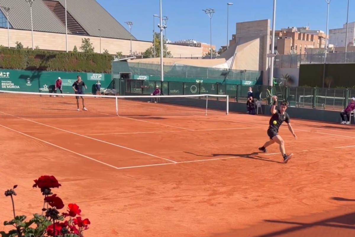 Jaime Alcaraz, de 14 años, hermano de Carlos, el número 1 del mundo, ganando un punto extraordinario en Murcia