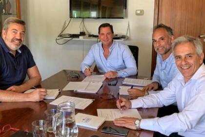 Jaime Barba (tesorero de la UAR), Fernando Riccomi (CEO de Ceibos), Félix Paez Molina (Unión de Córdoba) y Marcelo Rodríguez (presidente de la UAR), en el momento de la firma del contrato por la creación de la franquicia