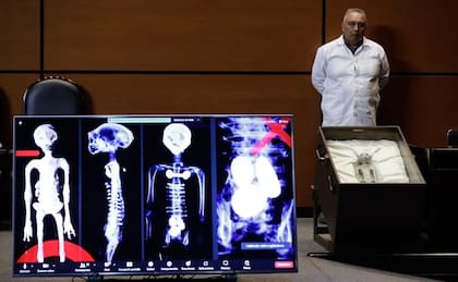 Jaime Maussan presenta "seres no humanos" momificados en Cámara de Diputados