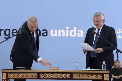 Jaime Perczyc corrió de su lugar la Biblia cuando se acercó a jurar y se quedó con la Constitución Nacional