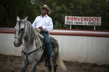 Jaime Rodríguez Calderón, conocido como "El Bronco", en su casa de Villa García