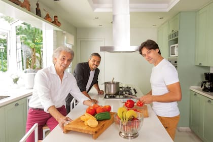 Padre e hijos se divierten en la cocina. Cuando Iván está en la casa es el encargado de preparar delicias para toda la familia.