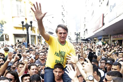 Jair Bolsonaro acapara la atención en las horas previas al duelo entre Argentina y Brasil