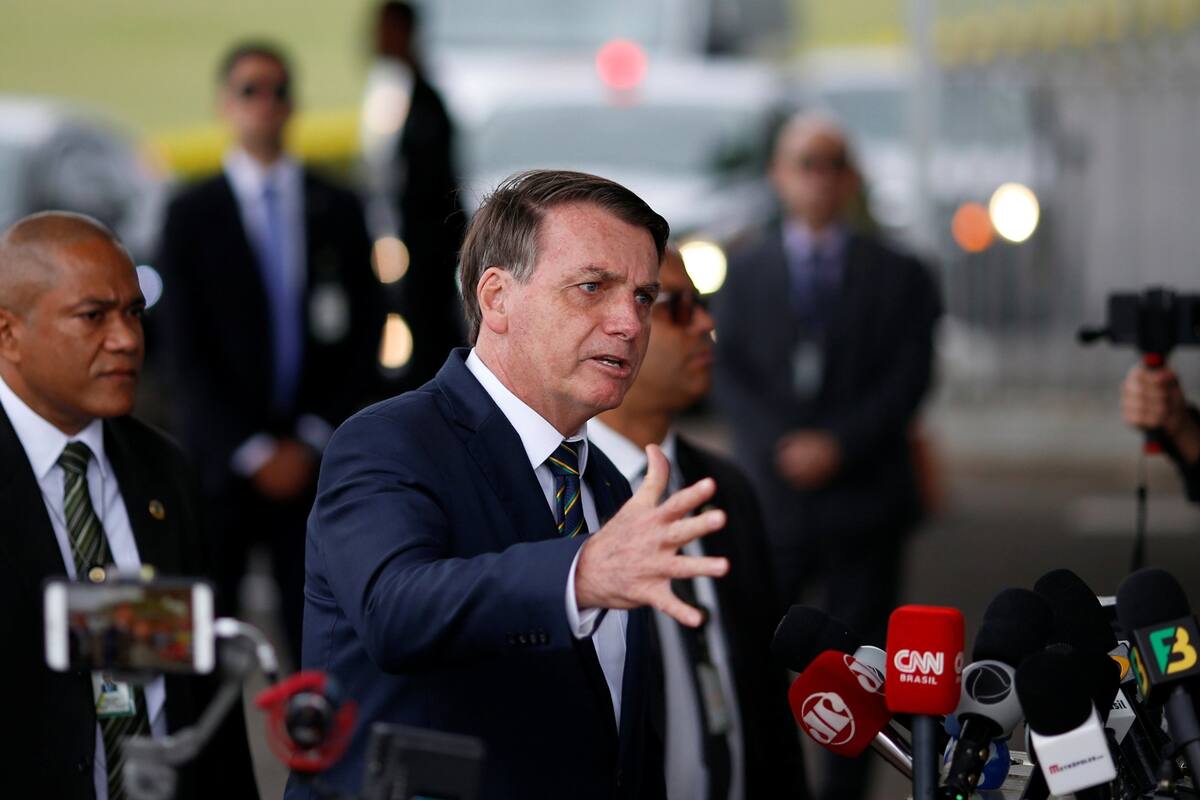 Jair Bolsonaro, al dirigirse a periodistas ayer, al dejar el Palacio de la Alvorada, en Brasilia