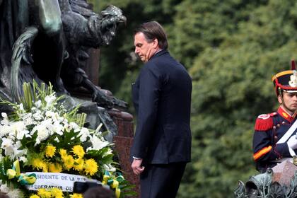 Jair Bolsonaro deja una ofrenda floral en el monumento de San Martín
