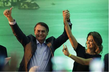 Jair Bolsonaro, el candidato que promueve la mano dura, junto con su esposa