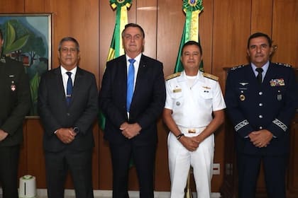 Jair Bolsonaro; el ministro de Defensa, Walter Braga Netto, y los nuevos comandantes de las Fuerzas Armadas