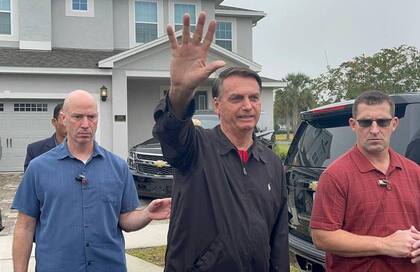 Jair Bolsonaro, en la puerta de la casa donde se hospeda en Orlando