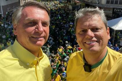 Jair Bolsonaro, en una marcha, con Tarcísio de Freitas, uno de los candidatos de derecha mejor posicionados