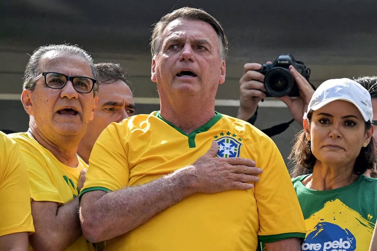 Jair Bolsonaro junto a su esposa, Michelle Bolsonaro, y el pastor Silas Malafaia, durante la manifestación en San Pablo