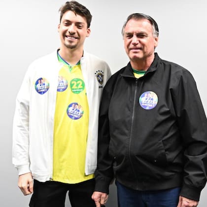 Jair Bolsonaro junto a su hijo menor