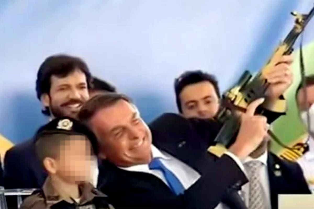 Jair Bolsonaro, junto a un niño, empuña un arma de juguete en un acto en Belo Horizonte