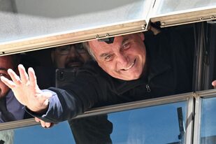 Jair Bolsonaro saluda a los simpatizantes desde los cuarteles del Partido Liberal, tras su regreso a Brasil