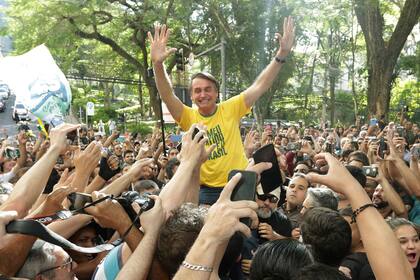 Jair Bolsonaro saluda a simpatizantes tras un discurso en 2018