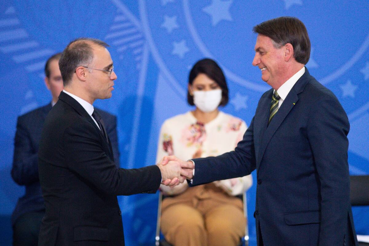 Jair Bolsonaro y André Luiz Mendonça, en abril de 2020