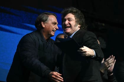 Jair Bolsonaro y Javier Milei se saludan en una cumbre internacional en Camboriu