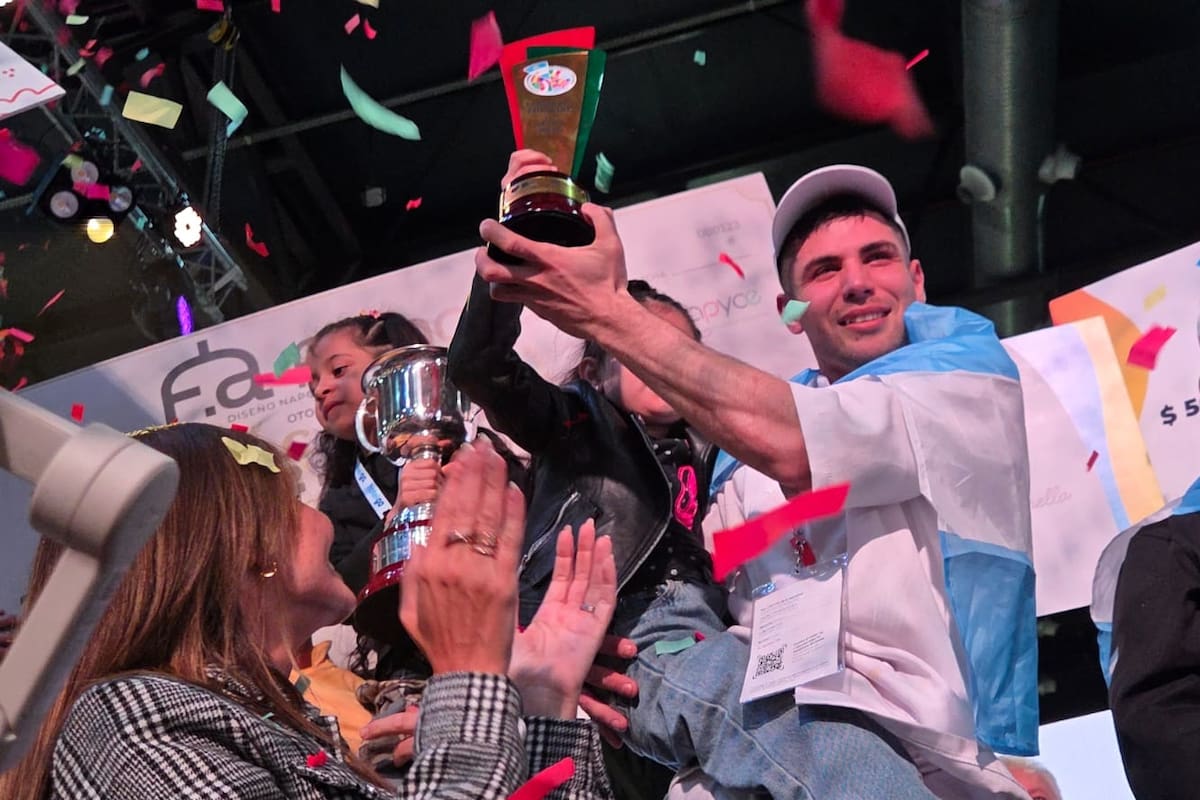 Jairo Ayrton Carrizo Peñaloza, al recibir el trofeo en La Rural