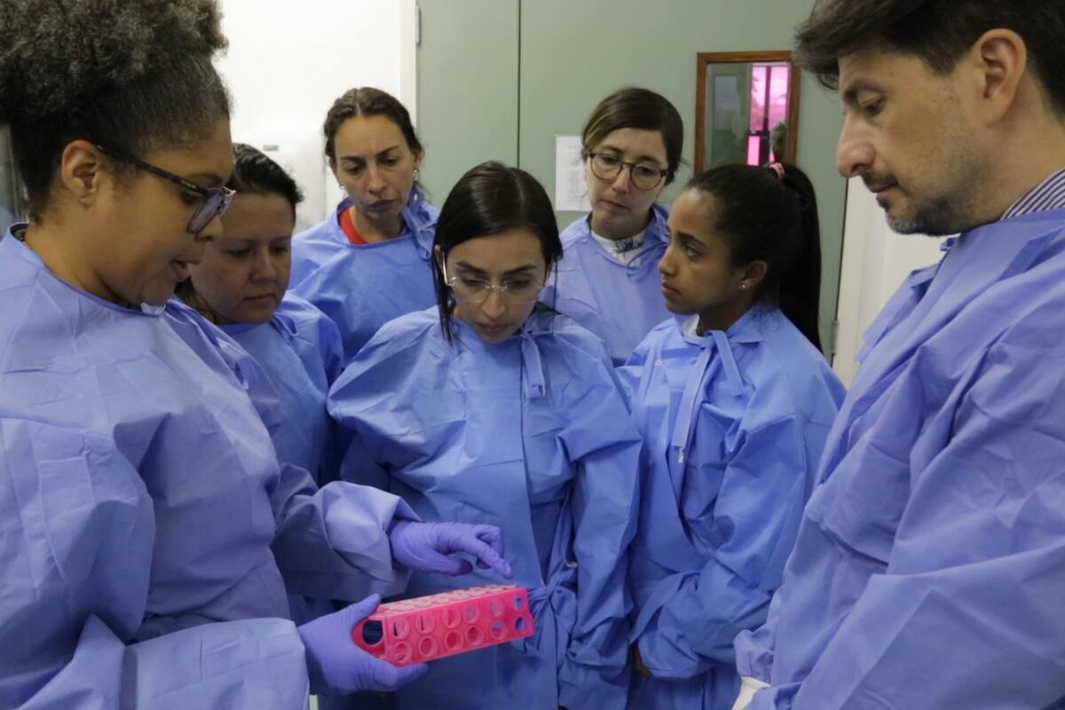 Jairo Méndez, asesor regional en enfermedades virales de la OPS, dirigió el entrenamiento en el uso del kit para la detección de 2019-nCoV en laboratorios del Instituto Oswaldo Cruz de Brasil