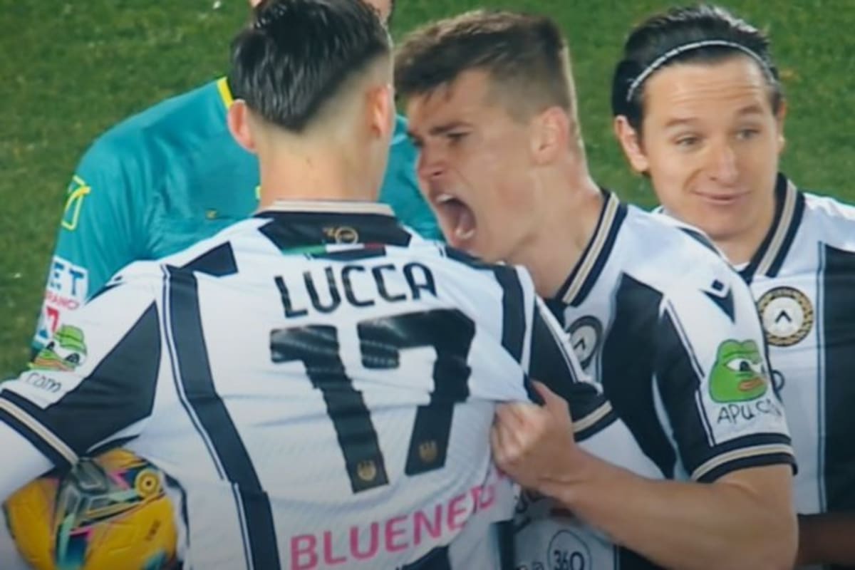 Jaka Bijol le grita y toma del cuerpo a Lorenzo Lucca (17), previamente a la ejecución de un penal lleno de conflictos en el triunfo de Udinese sobre Lecce por la Serie A.