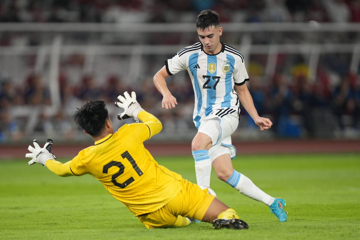 JAKARTA, INDONESIA - JUNE 19: Facundo Buonanotte of Argentina takes on Ernando Ari Sutaryadi of Indonesia during the international friendly between Indonesia and Argentina at Gelora Bung Karno Stadium on June 19, 2023 in Jakarta, Indonesia. (Photo by Thananuwat Srirasant/Getty Images)