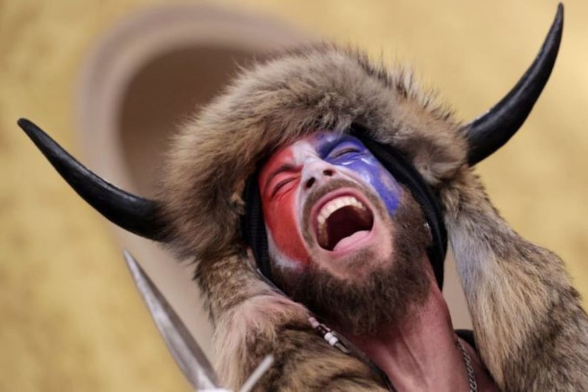 Jake Angeli, quien se identifica como QAnon Shaman, es un conocido partidario de la teoría de la conspiración QAnon.